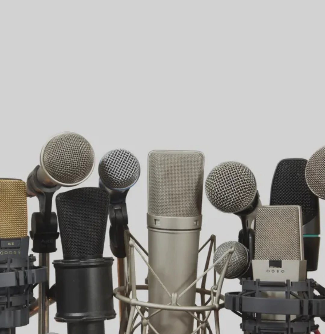 Verschiedene Studio- und Konferenzmikrofone nebeneinander