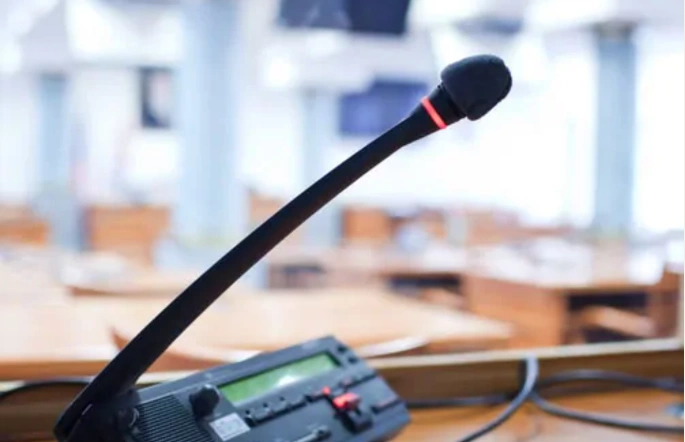 Konferenzmikrofon in einem Sitzungssaal
