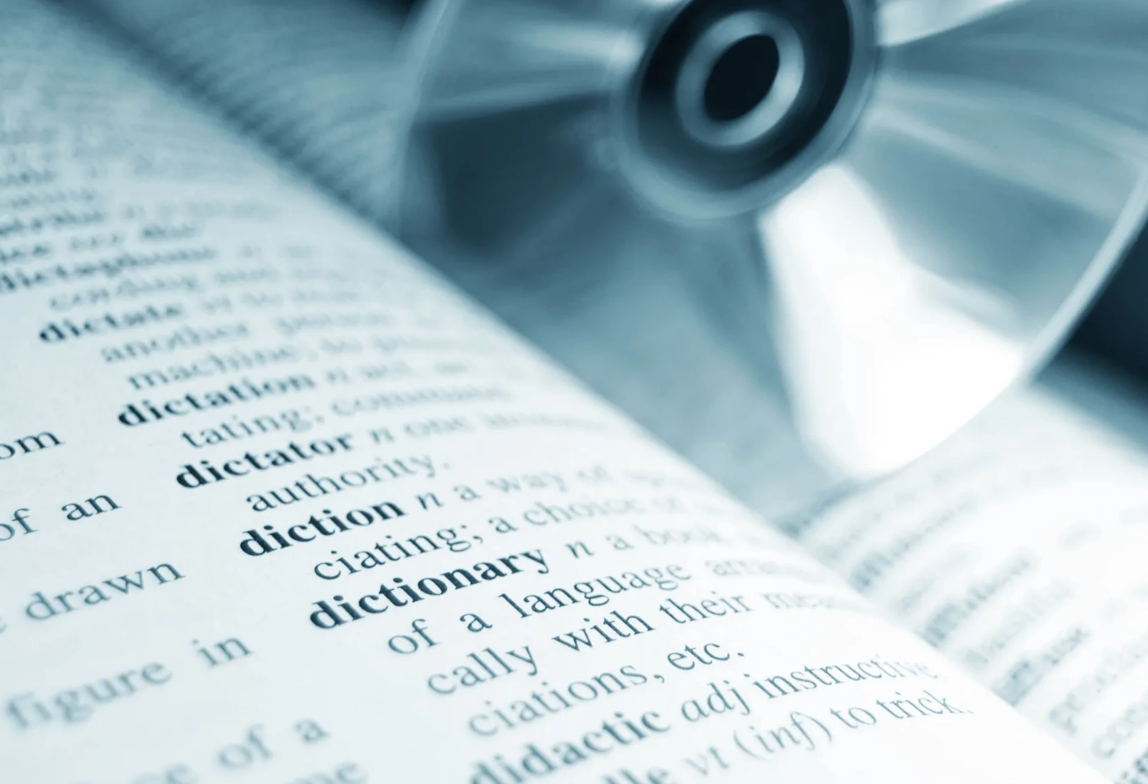 Aufgeschlagenes Wörterbuch mit CD-ROM – Fachübersetzungen